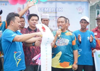 Anggota DPRD Luwu Timur, Abdul Halim dan Wahidin Wahid bersama Bupati Luwu Timur, Irwan Bachri Syam pada peryaan HUT ke-13 Desa Watangpanua di Pasar Angkona, Sabtu (13/09/2025).