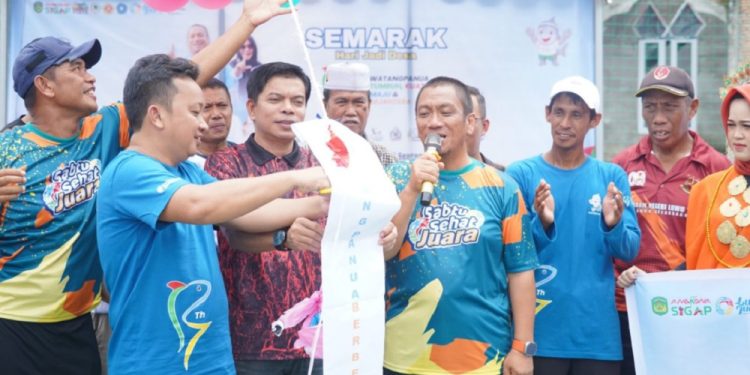 Anggota DPRD Luwu Timur, Abdul Halim dan Wahidin Wahid bersama Bupati Luwu Timur, Irwan Bachri Syam pada peryaan HUT ke-13 Desa Watangpanua di Pasar Angkona, Sabtu (13/09/2025).
