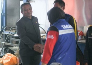 Yusuf Pombatu meninjau dapur umum TAGANA di posko kebakaran Sorowako, sembari dorong tambahan insentif bagi relawan yang jadi garda depan bencana.