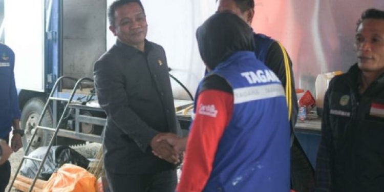 Yusuf Pombatu meninjau dapur umum TAGANA di posko kebakaran Sorowako, sembari dorong tambahan insentif bagi relawan yang jadi garda depan bencana.