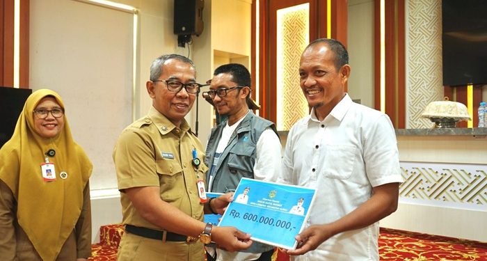 Pemkab Luwu Timur Gelar Sosialisasi dan Penyerahan Simbolis Dana Hibah Tahun 2025