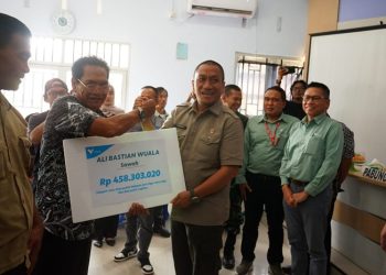 Bupati Luwu Timur Serahkan Kompensasi kepada Warga Terdampak Kebocoran Pipa Minyak