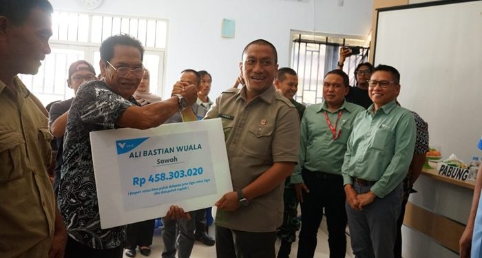 Bupati Luwu Timur Serahkan Kompensasi kepada Warga Terdampak Kebocoran Pipa Minyak