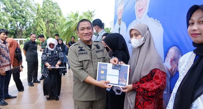 Pemkab Lutim Salurkan Kartu Lutim Pintar, Ribuan Mahasiswa Terima Beasiswa Pendidikan
