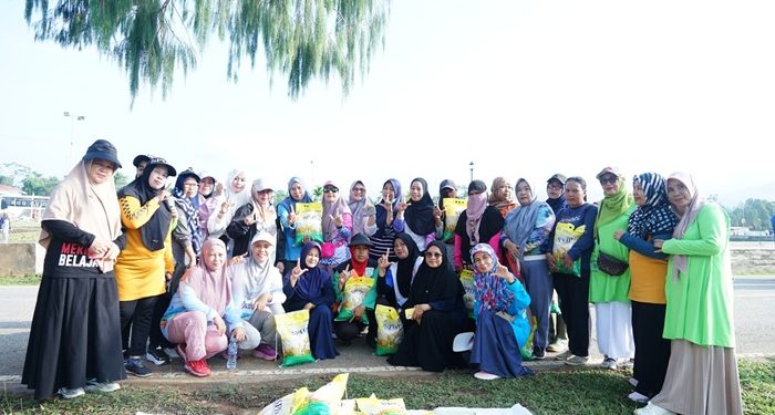 Pemkab Lutim Gelar SSJ, Aisyiyah Salurkan Sembako ke Petugas Kebersihan