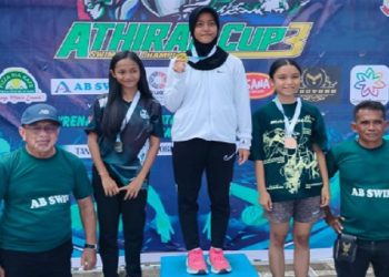 Nadya Chumaera Azzahra meraih podium tertinggi pada Kejuaraan Renang Athirah Cup III di Kolam Renang Unhas Makassar, Kamis 9 Oktober 2025. Foto: IST