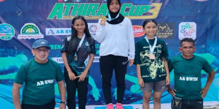 Nadya Chumaera Azzahra meraih podium tertinggi pada Kejuaraan Renang Athirah Cup III di Kolam Renang Unhas Makassar, Kamis 9 Oktober 2025. Foto: IST