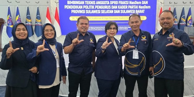 Anggota DPRD Luwu Timur dari Fraksi Nasdem, Erni Mallape (kedua dari kiri) saat mengikuti Bimtek Nasdem di ABN Jakarta. Foto: IST
