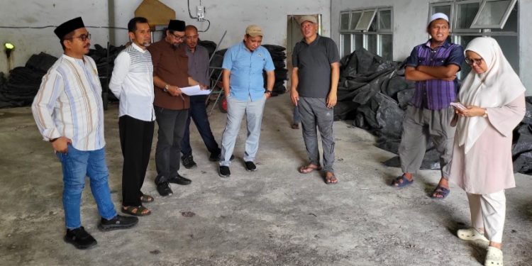 Kunjungan anggota DPRD Luwu Timur ke gudang rumput laut di Desa Lakawali Pantai, Kecamatan Malili, Jumat (31/10/2025) sore.