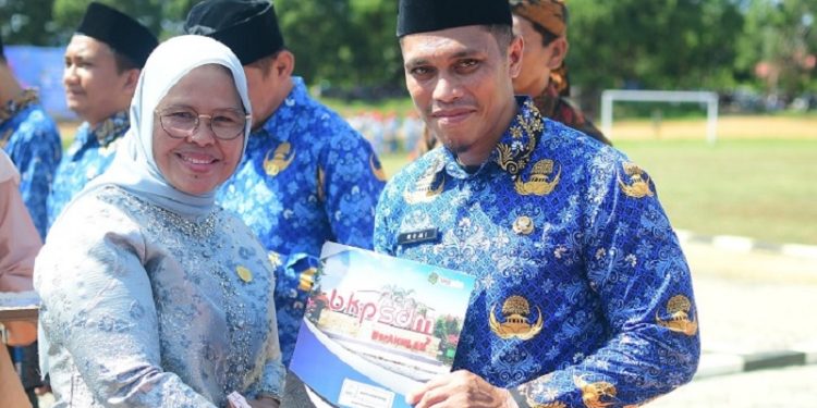 Wakil Ketua DPRD Luwu Timur, Harisah Suharjo pada penyerahan SK PPPK, Selasa 28 Oktober 2025.