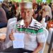 Jafar, warga Desa Atue memperlihatkan buku rekening saat pencairan perdana Kartu Lutim Lansia, di Halaman Kantor Bupati Lutim, Kamis (30/10/2025). Foto: Jaeja.id