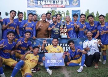 Bupati Luwu Timur, Irwan Bachri Syam foto bersama skuad Benteng Utama, juara turnamen Karang Taruna Cup III Burau, Senin 13 Oktober 2025. (Foto: Warta Lutim)