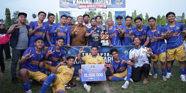 Bupati Luwu Timur, Irwan Bachri Syam foto bersama skuad Benteng Utama, juara turnamen Karang Taruna Cup III Burau, Senin 13 Oktober 2025. (Foto: Warta Lutim)