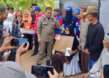 Wakil Ketua DPRD Luwu Timur, Jihadin Peruge turut menyaksikan pencairan perdana Kartu Lansia Luwu Timur, Kamis (30/10/2025). Foto: Jaeja.id