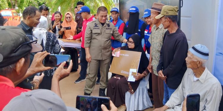 Wakil Ketua DPRD Luwu Timur, Jihadin Peruge turut menyaksikan pencairan perdana Kartu Lansia Luwu Timur, Kamis (30/10/2025). Foto: Jaeja.id