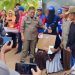 Wakil Ketua DPRD Luwu Timur, Jihadin Peruge turut menyaksikan pencairan perdana Kartu Lansia Luwu Timur, Kamis (30/10/2025). Foto: Jaeja.id