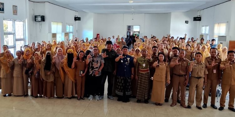 Bupati Luwu Timur, Irwan Bachri Syam foto bersama peserta dan panitia pelatihan Kehumasan Guru dan Tenaga Kependidikan tingkat SD dan SMP di Aula Disdikbud Lutim, Selasa (28/10/2025). Foto: Jaeja.id