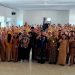 Bupati Luwu Timur, Irwan Bachri Syam foto bersama peserta dan panitia pelatihan Kehumasan Guru dan Tenaga Kependidikan tingkat SD dan SMP di Aula Disdikbud Lutim, Selasa (28/10/2025). Foto: Jaeja.id