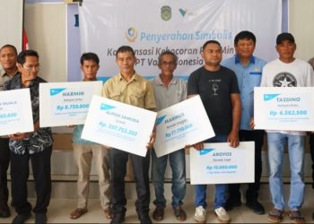 Ketua DPRD Luwu Timur, Ober Datte, turut hadir dalam penyerahan kompensasi kebocoran pipa minyak PT Vale Indonesia Tbk, di Kantor Camat Towuti, Kamis (2/10/2025). FOto: Warta Lutim