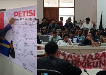 Ketua DPRD Luwu Timur, Ober Datte ikut menandatangani petisi dukungan warga terhadap PT IHIP, di sela unju rasa di DPRD Lutim, Rabu (29/10/1015).