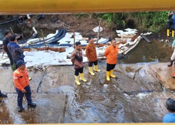 Bupati Luwu Timur, Irwan Bachri Syam bersama sejumlah anggota DPRD Luwu Timur meninjau lokasi kebocoran pipa minyak PT Vale akhir September lalu. Foto: Jaeja.id