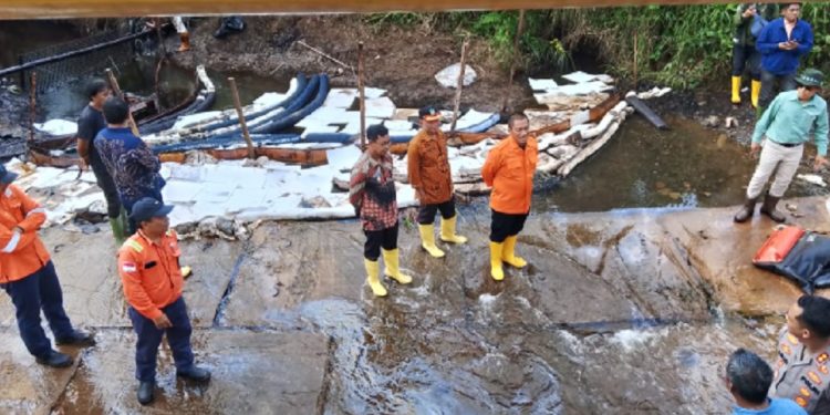 Bupati Luwu Timur, Irwan Bachri Syam bersama sejumlah anggota DPRD Luwu Timur meninjau lokasi kebocoran pipa minyak PT Vale akhir September lalu. Foto: Jaeja.id