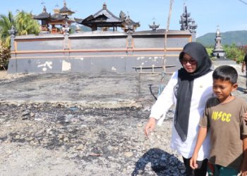 Wakil Bupati Luwu Timur, Puspawati Husler menjenguk korban kebakaran di Tomoni Timur, Rabu (5/11/2025).