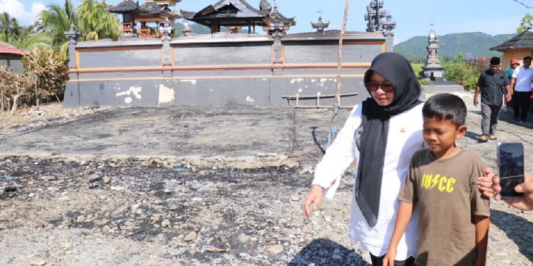 Wakil Bupati Luwu Timur, Puspawati Husler menjenguk korban kebakaran di Tomoni Timur, Rabu (5/11/2025).