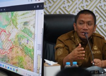 Bupati Luwu Timur, Irwan Bachri Syam memimpin rakor rencana relokasi korban kebakaran Sorowako, Selasa malam 30 September 2025. (Foto: Warta Lutim)