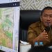 Bupati Luwu Timur, Irwan Bachri Syam memimpin rakor rencana relokasi korban kebakaran Sorowako, Selasa malam 30 September 2025. (Foto: Warta Lutim)