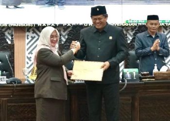 Wakil Bupati Luwu Timur, Puspawati Husler menyerahkan sejumlah ranperda kepada Ketua DPRD Luwu Timur, Ober Datte, Selasa (7/10/2025). Foto: Warta Lutim
