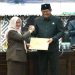 Wakil Bupati Luwu Timur, Puspawati Husler menyerahkan sejumlah ranperda kepada Ketua DPRD Luwu Timur, Ober Datte, Selasa (7/10/2025). Foto: Warta Lutim
