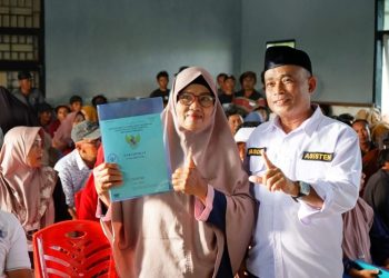 Pemkab Lutim Serahkan 293 Sertifikat Lahan untuk Warga Trans Mahalona