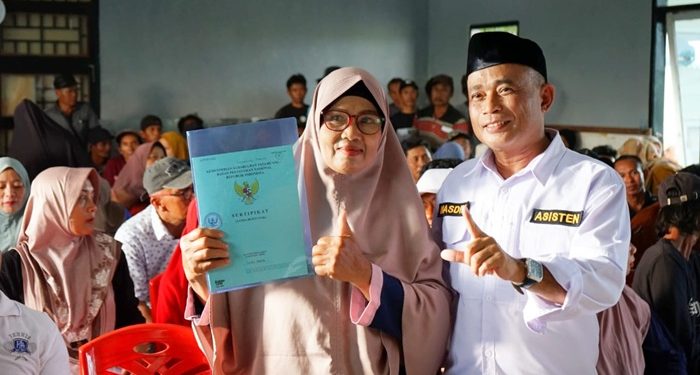 Pemkab Lutim Serahkan 293 Sertifikat Lahan untuk Warga Trans Mahalona