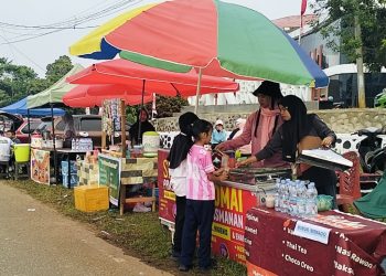 Jejeran pelaku UMKM memanfaatkan acara Sabtu Sehat Juara di Bundaran Batara Guru, Malili.
