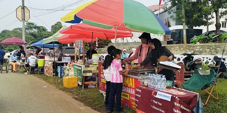 Jejeran pelaku UMKM memanfaatkan acara Sabtu Sehat Juara di Bundaran Batara Guru, Malili.