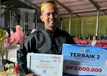 Tenaga administrasi dari UPT SMP Negeri 3 Angkona, Muh Syawal, peringkat Terbaik II Tingkat Provinsi Sulawesi Selatan pada ajang Anugerah Guru dan Tenaga Kependidikan (GTK) Transformatif 2025. Foto: IST
