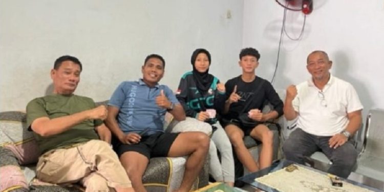 Atlet taekwondo Luwu Timur, Hanif Ashabul Kahfi dan Afira Istikhori (kedua dan ketiga dari kanan) akan mewakili Sulsel di PON Beladiri 2025. Foto: IST