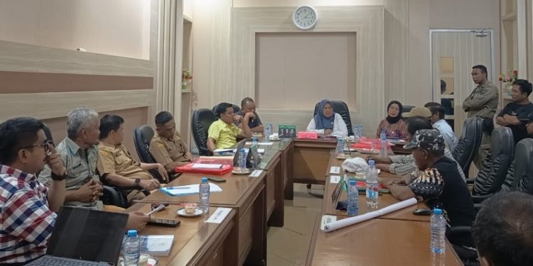Suasana RDP DPRD Luwu Timur membahas penghapusan SPPT warga Desa Tarabbi, Selasa (28/10/2025).