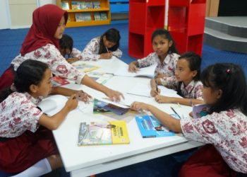 Siswa SDN 172 Tomoni mengikuti sesi membaca bersama di Perpustakaan Daerah Luwu Timur dengan penuh antusias, 01 Oktober 2025. Foto: Warta Lutim