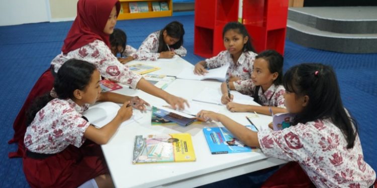 Siswa SDN 172 Tomoni mengikuti sesi membaca bersama di Perpustakaan Daerah Luwu Timur dengan penuh antusias, 01 Oktober 2025. Foto: Warta Lutim