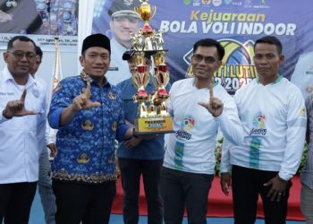 Bupati Irwan Bachri Syam membuka Kejuaraan Bola Voli Indoor Bupati Luwu Timur Cup 2025 di Lapangan Puncak Indah Malili, Rabu (01/10/2025), dengan menyerahkan piala bergilir dan melakukan pemukulan bola perdana. (Foto: Warta Lutim)