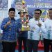 Bupati Irwan Bachri Syam membuka Kejuaraan Bola Voli Indoor Bupati Luwu Timur Cup 2025 di Lapangan Puncak Indah Malili, Rabu (01/10/2025), dengan menyerahkan piala bergilir dan melakukan pemukulan bola perdana. (Foto: Warta Lutim)