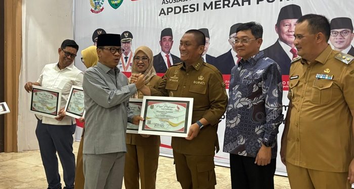 Bupati Lutim Terima Penghargaan Kepala Daerah Peduli Desa di Ajang Saba Desa APDESI