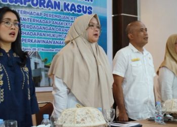 Asisten Pemerintahan dan Kesra Pemkab Lutim, Aini Endis Anrika membuka pelatihan pencatatan dan pelaporan kasus kekerasan terhadap perempuan dan anak di Wisma Golden House, Rabu (26/11/2025). Foto: Warta Lutim