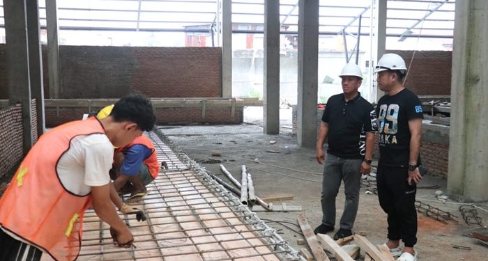 Bupati Lutim Tinjau Renovasi Pasar Tomoni, Target Jadi Sentra Ekonomi Baru