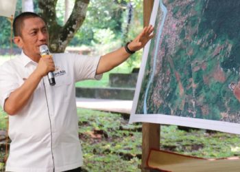 Bupati Lutim Irwan Bachri Syam menjelaskan peta lokasi rencana pembangunan sekolah unggulan di kawasan KHDTK Puncak Indah, Malili, pada Sabtu, 1 November 2025. Foto: Warta Lutim