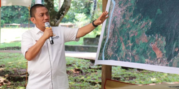 Bupati Lutim Irwan Bachri Syam menjelaskan peta lokasi rencana pembangunan sekolah unggulan di kawasan KHDTK Puncak Indah, Malili, pada Sabtu, 1 November 2025. Foto: Warta Lutim