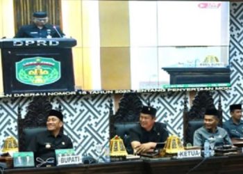 Alamsyah Parkesi yang baru menjabat Sekretaris DPRD Luwu Timur membacakan jawaban bupati atas padangan fraksi terkait RAPBD 2026, dalam rapat paripurna Kamis (13/11).