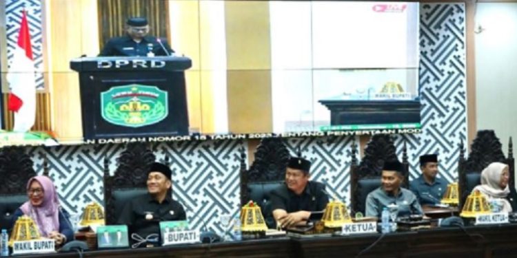 Alamsyah Parkesi yang baru menjabat Sekretaris DPRD Luwu Timur membacakan jawaban bupati atas padangan fraksi terkait RAPBD 2026, dalam rapat paripurna Kamis (13/11).